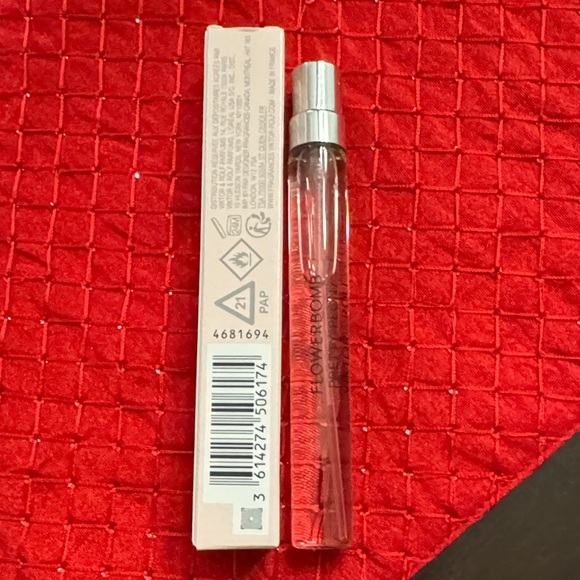 Viktor & Rolf New Flowerbomb Pretty peony travel spray!!! - Picture 2 of 3